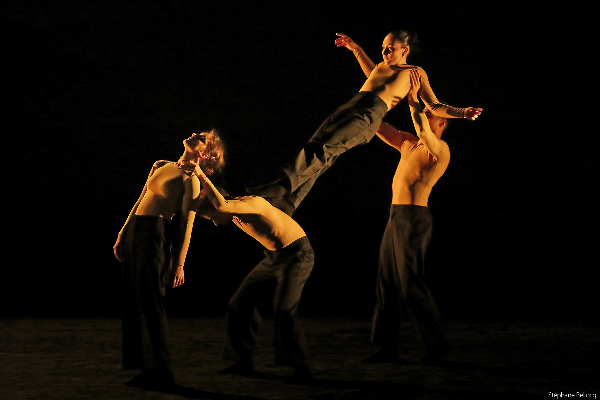 Compañía Organik Danza, imagen de dos personas en actitud de lucha- baile y de fondo público en un prado.